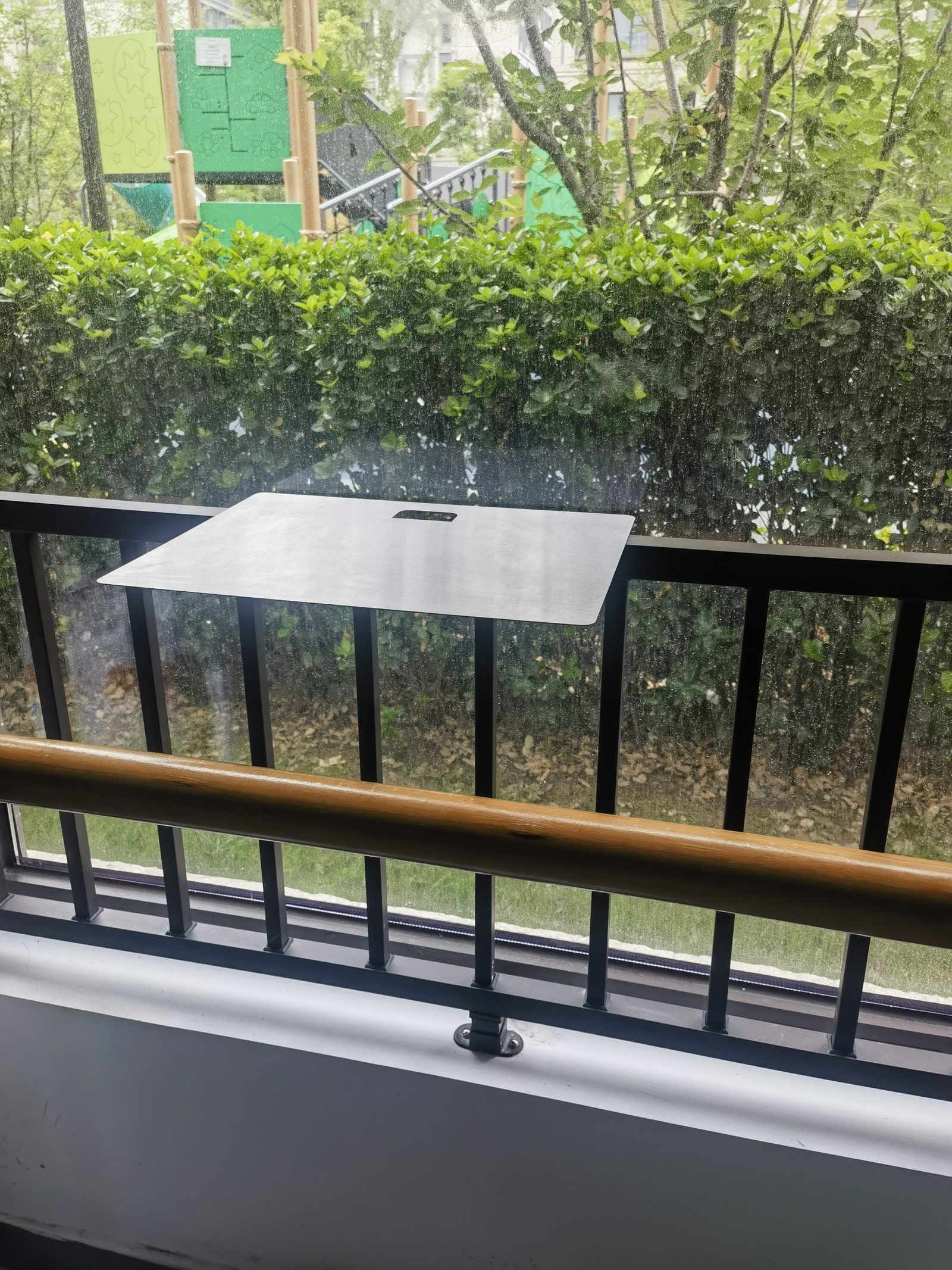 Instalada no trilho, entre as brisas da manhã.
